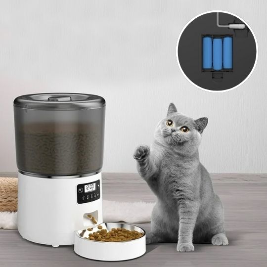 distributeur de croquettes CleanBO blanc avec petit chat